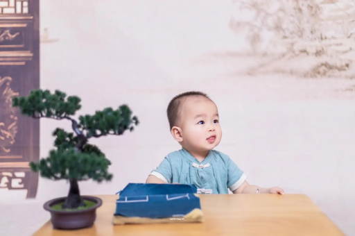 新安怀孕肚子中间凹两边凸